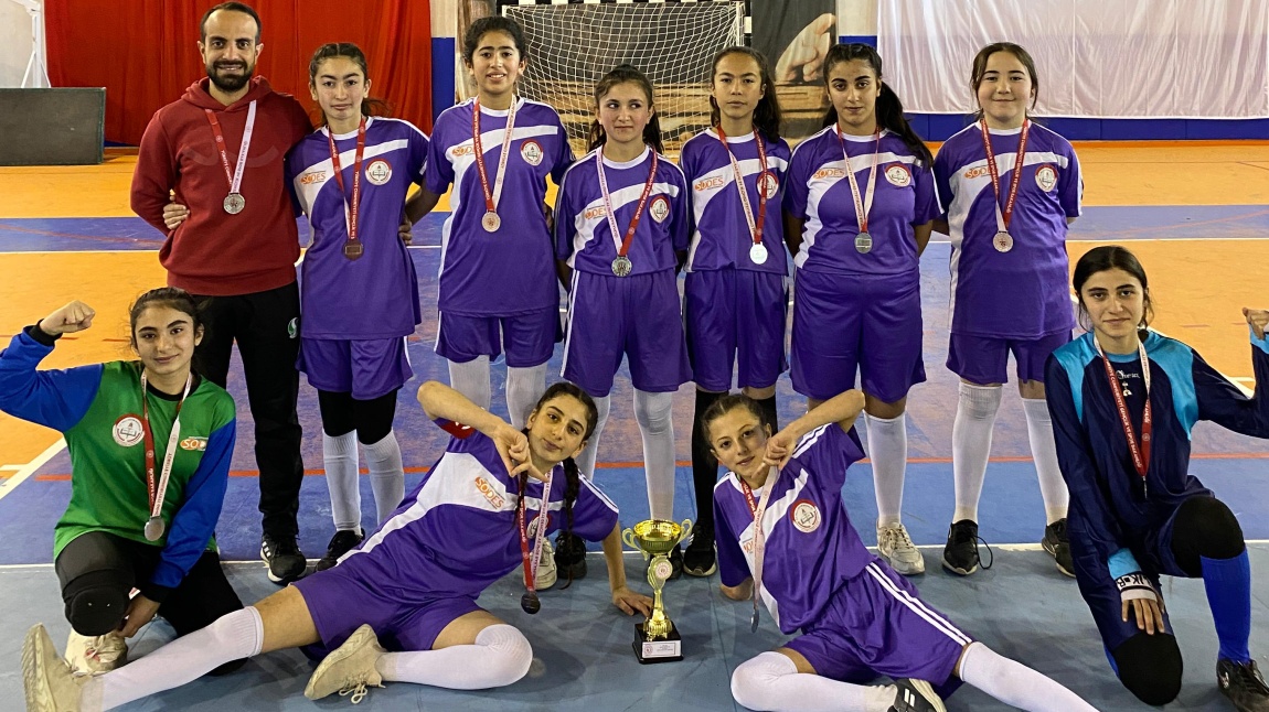 Okul Kız Futsal Takımımız İl İkincisi .